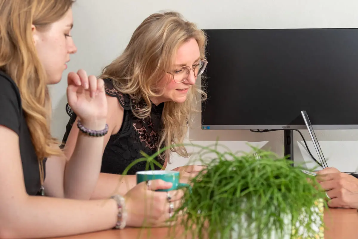 Teksten schrijven voor je website, folder, menukaart of artikel? Bij Kei Media werken zeer ervaren universitair geschoolde tekstschrijvers. Geen AI, geen Google translate, maar foutloos handwerk in Nederlands én Engels.