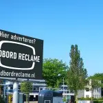 Retroreclame op een modern ledscherm bij Carwash Leek